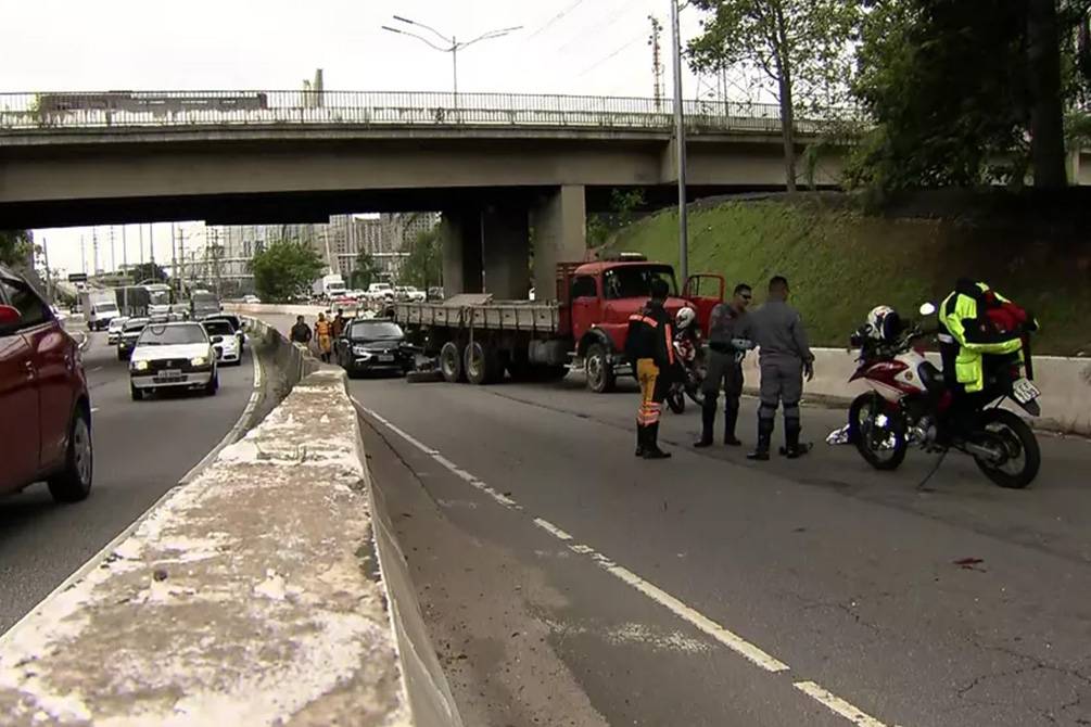 Motorista morre atropelado pelo próprio caminhão na Zona Sul de SP