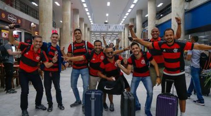 Torcida do Flamengo faz fila em aeroporto para retirar ingresso para Libertadores