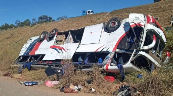 Ônibus cai em ribanceira e mata uma pessoa em Rio Claro
