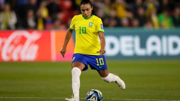 Jogadora Marta, da Seleção Brasileira, prestes a chutar a bola durante a Copa do Mundo Feminina de 2023