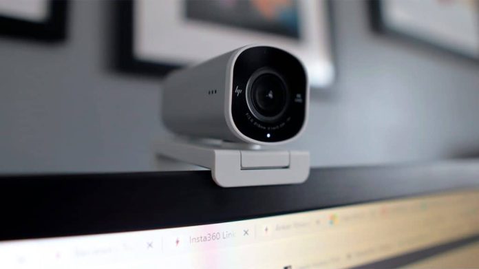 Webcam fixada em borda superior de tela