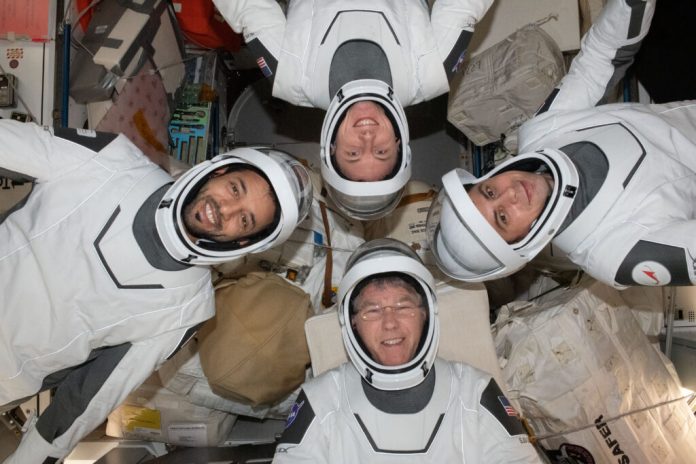 NASA adia volta de astronautas da Estação Espacial Internacional