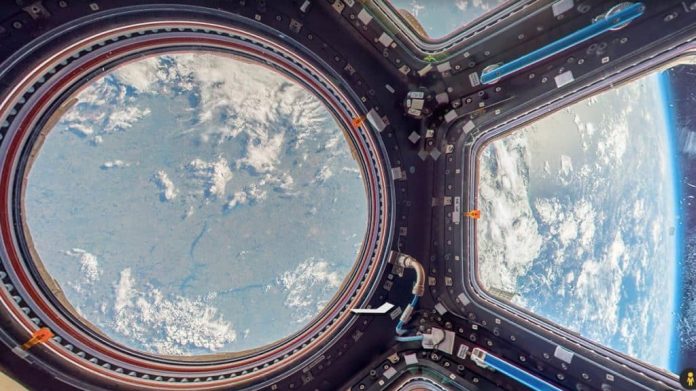 Visão de dentro da cúpula da Estação Espacial Internacional