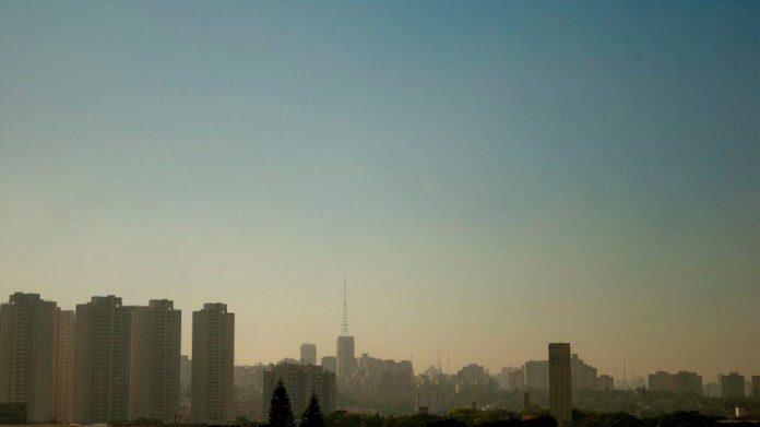 Visão panorâmica da cidade de São Paulo durante pôr do sol