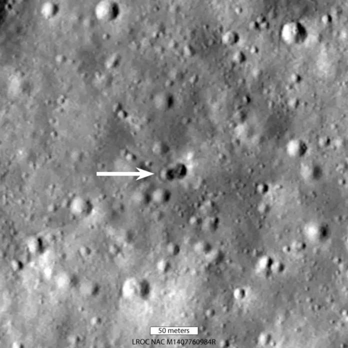 A colisão formou uma cratera dupla na Lua