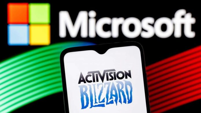 Celular com logomarca da Activision na tela e, ao fundo, logomarca da Microsoft