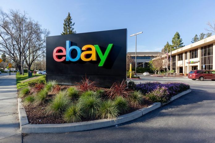 Placa com o logo do eBay