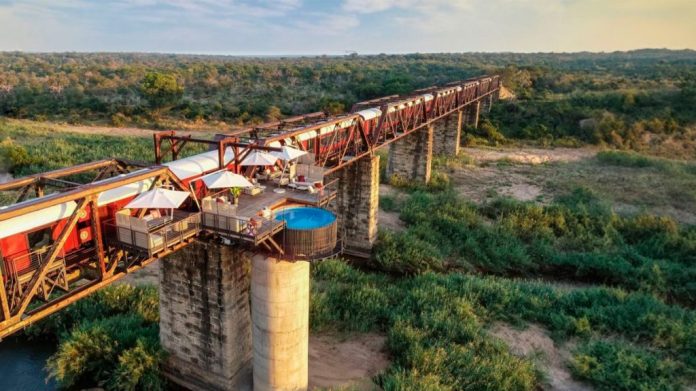 Visão de cima de hotel de luxo construído em trem abandonado em ponte na África do Sul