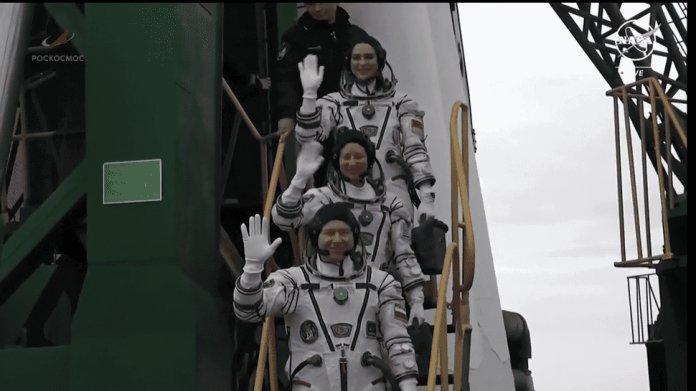 Depois de cancelamento dramático, Rússia lança nova tripulação ao espaço