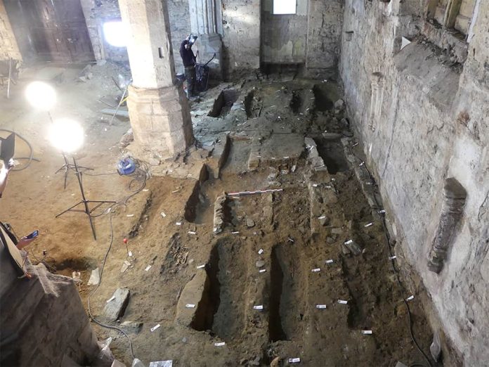 Igreja de 700 anos esconde 230 túmulos e centenas de objetos de valor