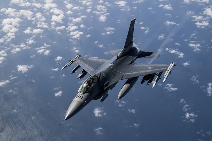 Caças F-16 pilotados por IA passam por testes; EUA dizem que são “tão bons quanto humanos”