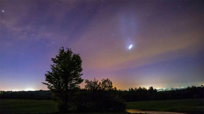 Foguete da SpaceX cria espiral de luz com chifres no céu