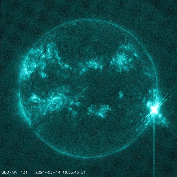 “Monstro hiperativo” dispara explosão solar mais poderosa dos últimos tempos