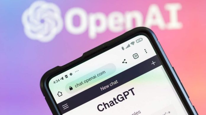 Celular com ChatGPT aberto num navegador com logomarca da OpenAI ao fundo