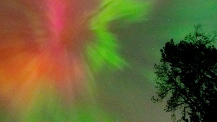 Aurora causada por tempestade solar