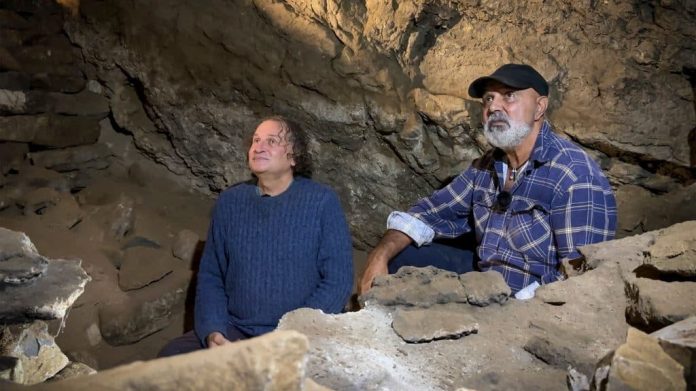 Russel Muller, ancião dos GunaiKurnai, e o professor Bruno David em caverna na Austrália