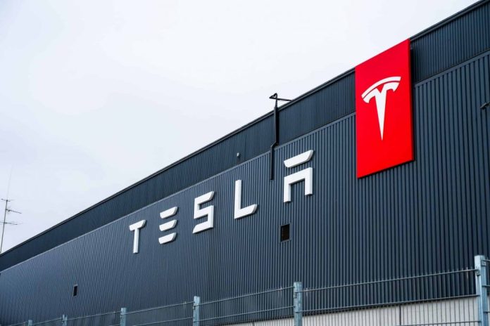 Por que a Tesla está perdendo terreno no mercado de veículos elétricos?