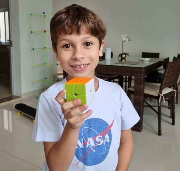 Brasileiro de 7 anos descobre asteroide na órbita de Marte