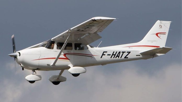 Avião Cessna 172 voando no céu