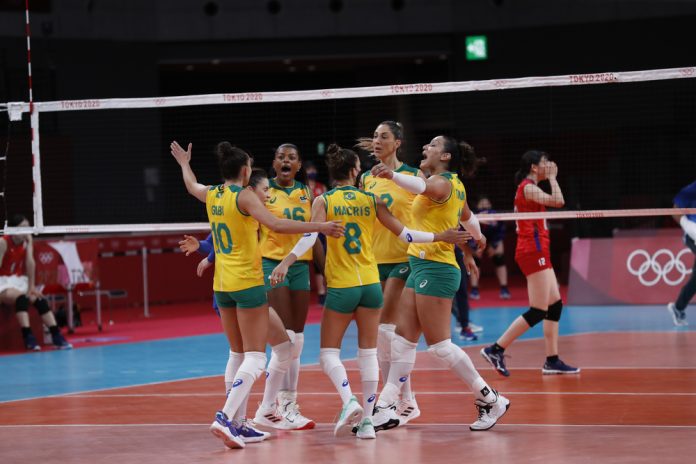 Partida de vôlei feminino entre Brasil e Japão nos Jogos de Tóquio.