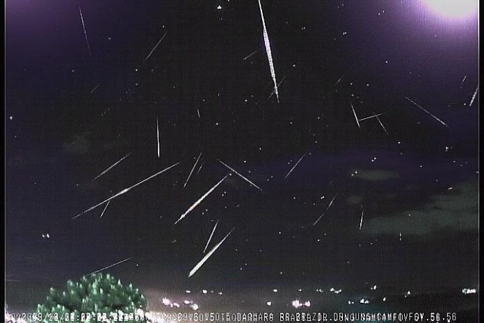 Sobreposição de registros de chuva de meteoros Orionidas