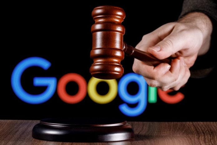Logo do Google e pessoa batendo martelo de juiz