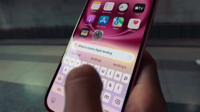 Pessoa escrevendo solicitação para a Siri num iPhone 16 com Apple Intelligence ativada