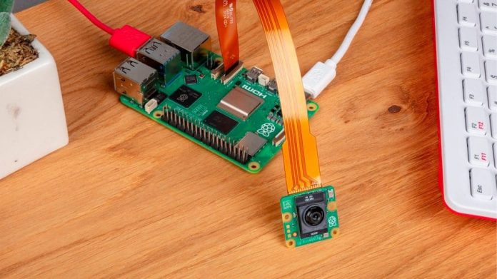 Camerazinha com IA da Raspberry Pi desenvolvida com a Sony conectada a módulo da marca e a um computador