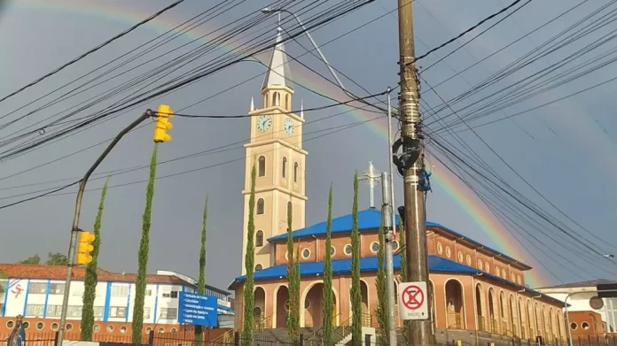 Veja imagens incríveis de um arco-íris duplo formado no céu do RS