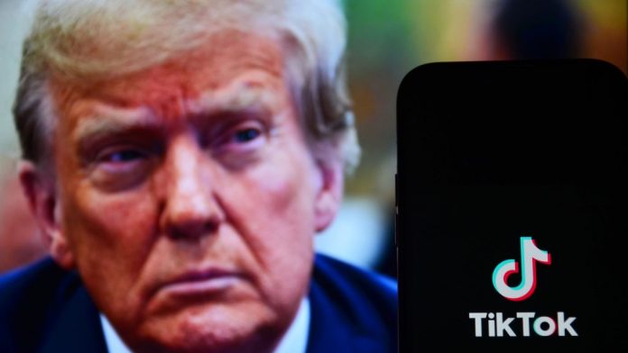 Ao fundo, rosto de onald Trump desfocado; à frente, logo do TikTok em um smartphone