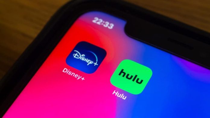 iPhone com ícones dos aplicativos do Disney Plus e Hulu lado a lado