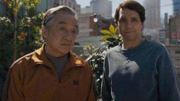 Atores Jackie Chan e Ralph Macchio numa cena do filme "Karatê Kid: Lendas"