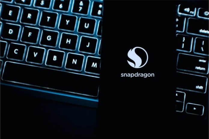 Imagem mostra um smartphones com a logomarca do processador Snapdragon, da Qualcomm, na tela
