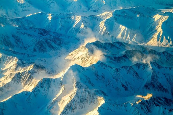 Cadeias de montanhas cobertas de neve em Nome, Alasca