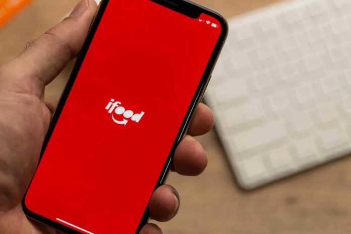 Logo do iFood em um smartphone