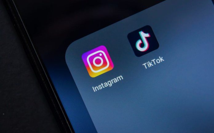 Instagram versus TikTok. Imagem mostra o logotipo de ambas redes sociais lado a lado em uma tela de celular