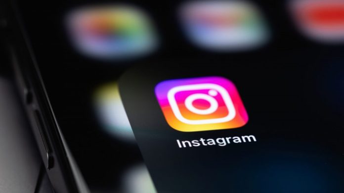 Logo do Instagram em uma tela de smartphone