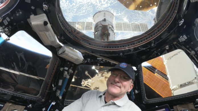 Selfie do astronauta Don Pettit, da NASA, na Estação Espacial Internacional com a Terra ao fundo