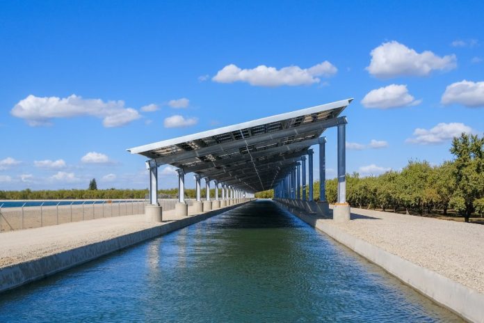 Projeto Nexus, no distrito de Turlock, instalou painéis solares em canais de irrigação