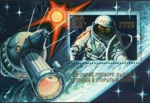 Selo postal da União Soviética mostrando o cosmonauta Alexei Leonov no espaço, com o Sol, a nave Voskhod-2 e uma assinatura estilizada; lançado em 1980 para marcar os 15 anos da primeira caminhada espacial.