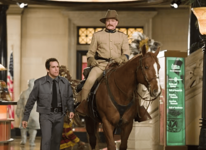 imagem mostra um homem de bigode e chapéu montado em um cavalo dentro de um museu