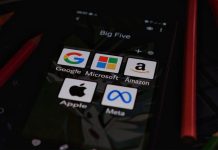 Ícones de aplicativos das big techs Google, Microsoft, Amazon, Apple e Meta numa pasta na tela inicial de um iPhone