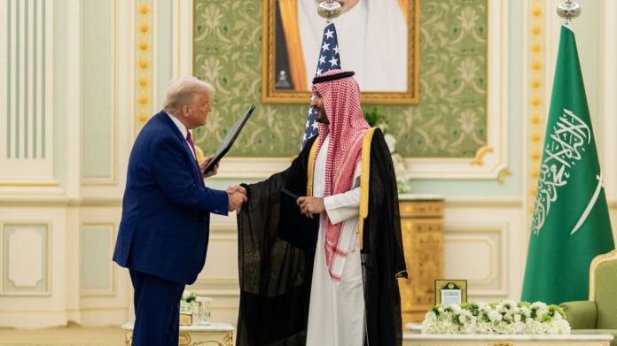 Donald Trump apertando mão de Mohammed bin Salman em visita à Arábia Saudita