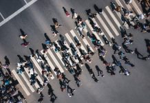 Vista aérea de pessoas atravessando uma faixa