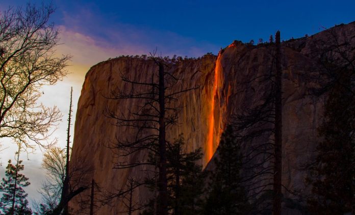 Fenômeno faz a queda d'água "Horsetail Fall" parecer como uma cachoeira de lava, no Parque Nacional Yosemite, nos Estados Unidos