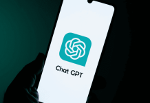 Pessoa utilizando o ChatGPT no celular