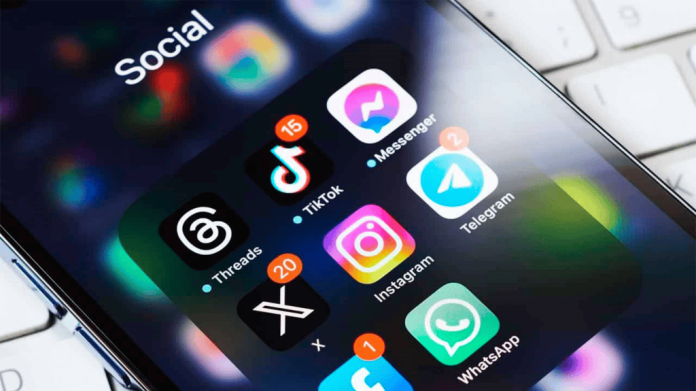 Pasta com ícones de redes sociais em tela inicial do celular