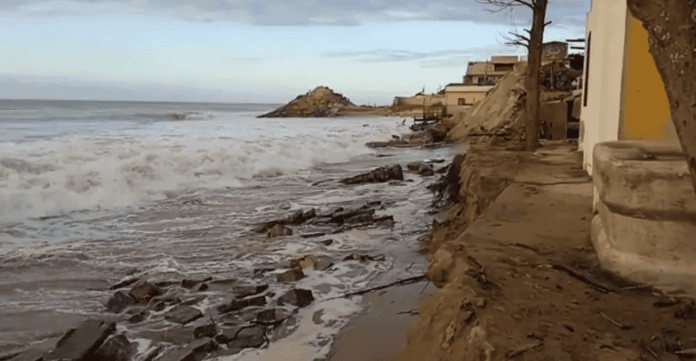 Esta praia brasileira está sendo ‘engolida’ pelo mar