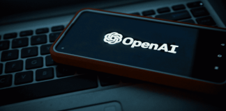imagem mostra o logo da openai em um smartphone