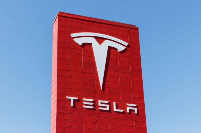 Logo da Tesla em um painel